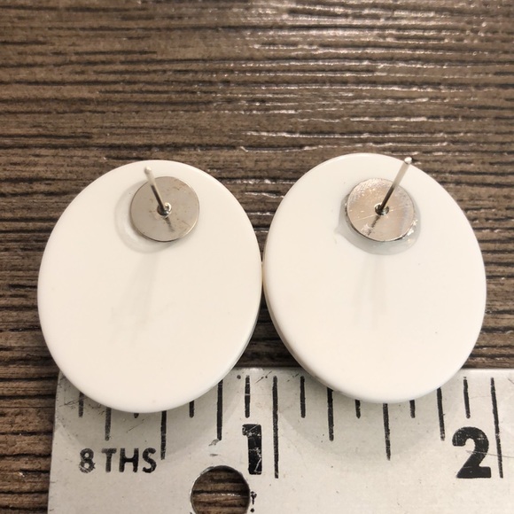Vintage Oval Button Earrings White Brown Gold - Picture 8 of 9